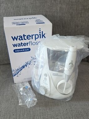 Waterpik Aquarius Water Flosser in White, New In Box, 7 Flosser Tips.